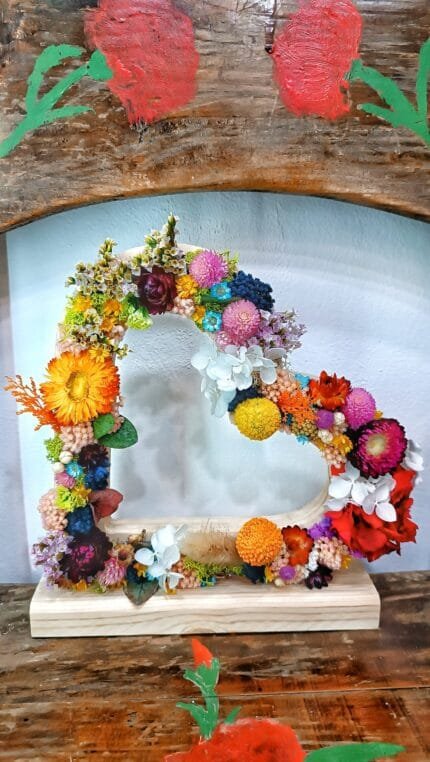 Corazón de Madera con Flores Preservadas