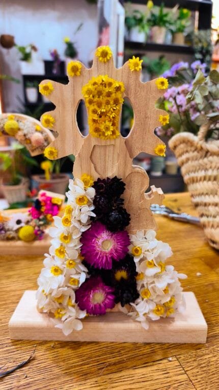 Virgen de Madera con Flor Preservada